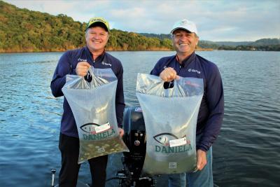 Sicredi e ASPE promovem a soltura de 12 mil alevinos no alagado de Rio Bonito do IguaÃ§u